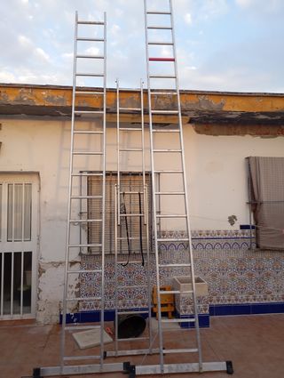Escaleras aluminio (2) - 5.5m de un tramo y otra