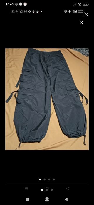 Pantalón cargo negro. 