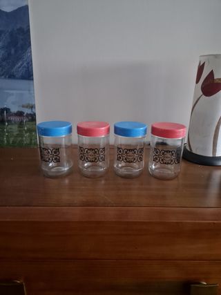 Lote de tarros de cristal fuertes y compactos.