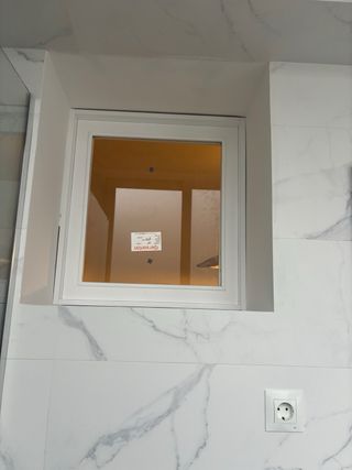 fabricacion de Ventana en madera lacada blanca 