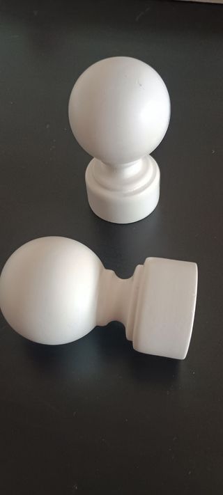 2 remates y soportes blancos para barra de cortina