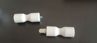 2 remates y soportes blancos para barra de cortina