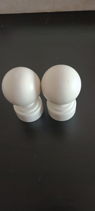 2 remates y soportes blancos para barra de cortina