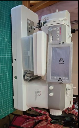 Máquina de coser Janome Continental M7 solo 1 uso 