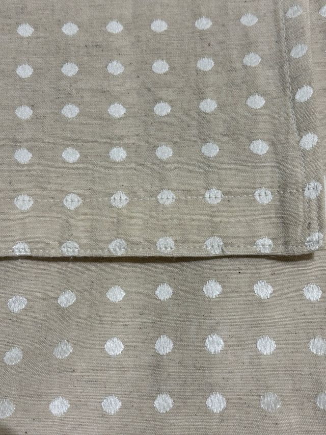 Cortinas de lino beige con lunares blancos