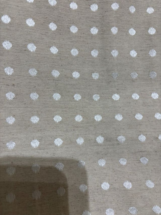 Cortinas de lino beige con lunares blancos