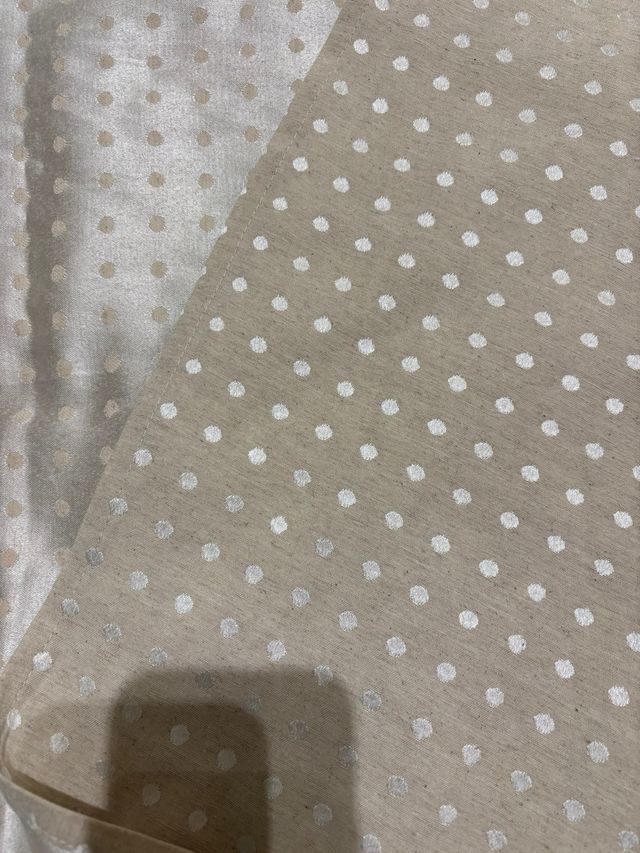 Cortinas de lino beige con lunares blancos