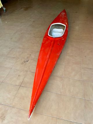 Piragua de fibra de vidrio.