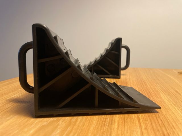 Dos calzadores de plástico para neumáticos 