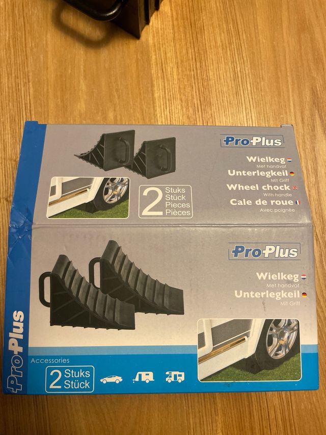 Dos calzadores de plástico para neumáticos 