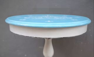 Mesita vintage azul y blanca