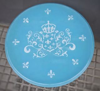 Mesita vintage azul y blanca