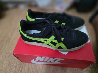 Zapatillas negras y verdes