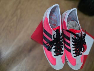 Zapatillas Adidas grises y rosas