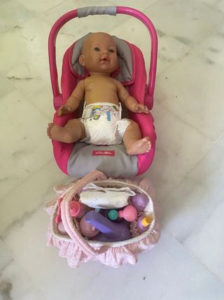 Muñeca Nenuco con silla de coche