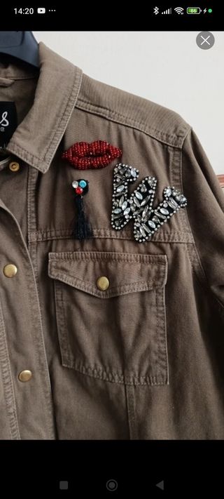 Cazadora militar verde con detalles