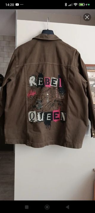 Cazadora militar verde con detalles