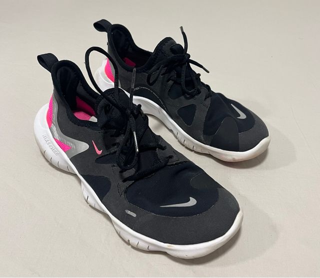 Zapatillas Nike Free RN negras y rosas