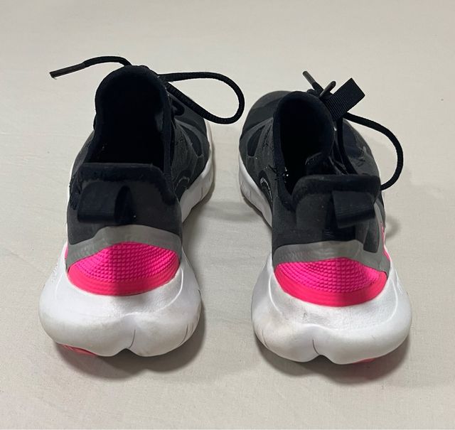 Zapatillas Nike Free RN negras y rosas