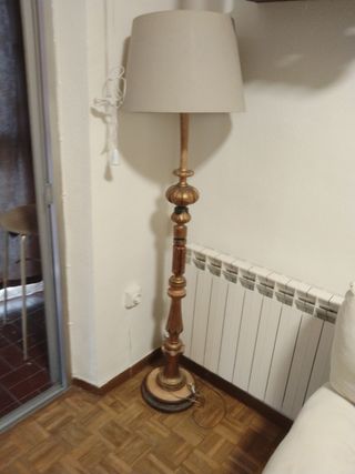 Lámpara pie madera dorada