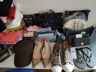 Lote de bolsos y ropa Guess, MK, Tommy