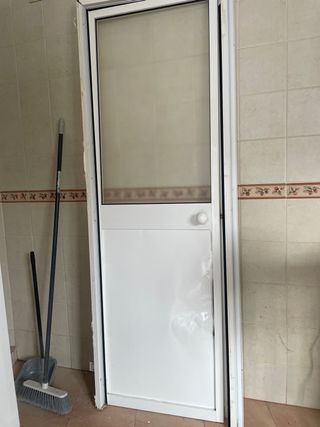 Puerta aluminio blanca