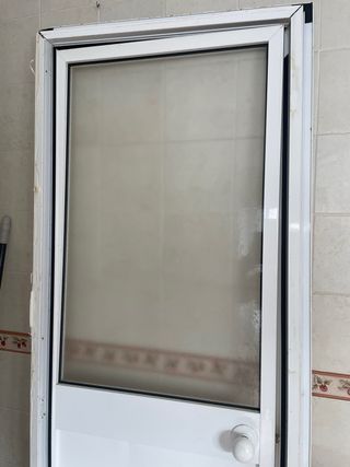 Puerta aluminio blanca