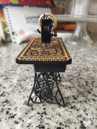 Miniatura de joyería de una Máquina de Coser.
