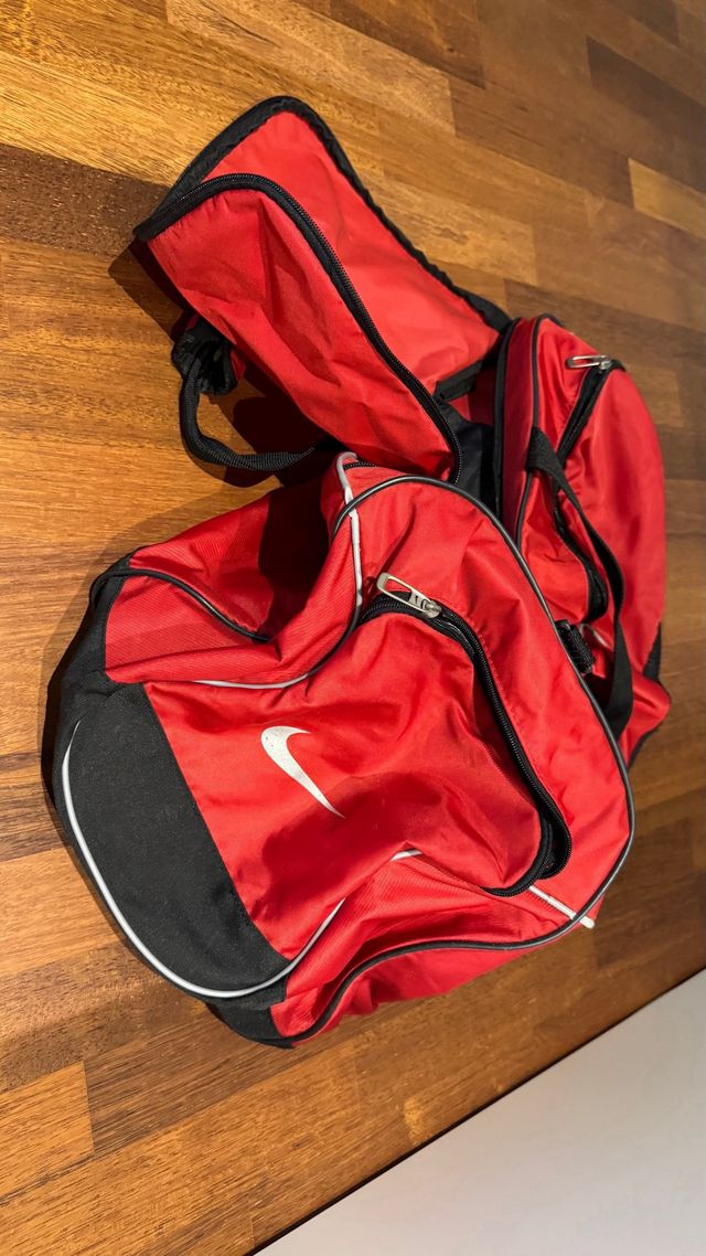 Mochila Nike roja deporte