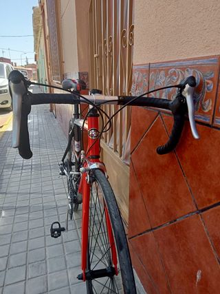 Bicicleta carretera BH roja