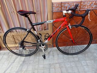 Bicicleta carretera BH roja
