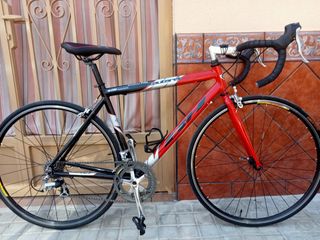 Bicicleta carretera BH roja