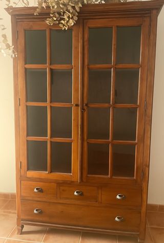 Vitrina de madera con puertas de cristal