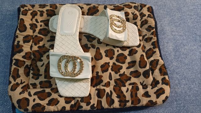 Chanclas blancas con dorado