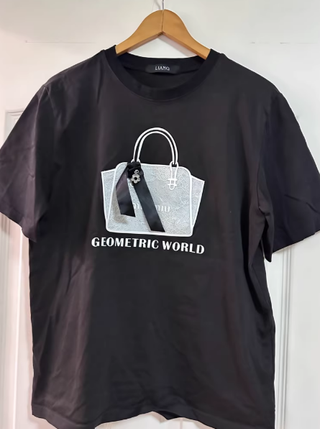 Camiseta negra - Bolso estampado
