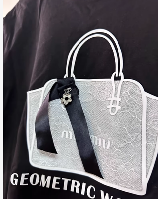 Camiseta negra - Bolso estampado