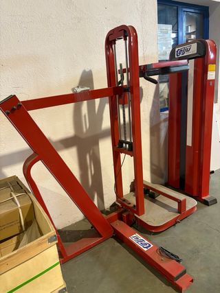 Máquina de sentadillas y gemelo Telju