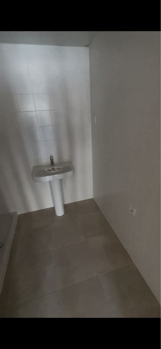 Lavabo + grifo Roca blanco.