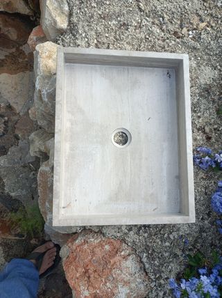 Lavamanos de mármol gris claro