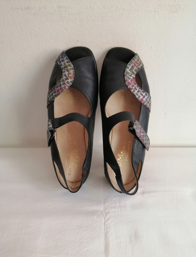 Sandalias Trimas marino y multicolor. 