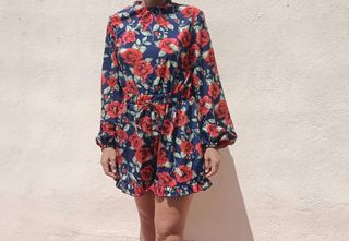 Mono floral rojo y azul