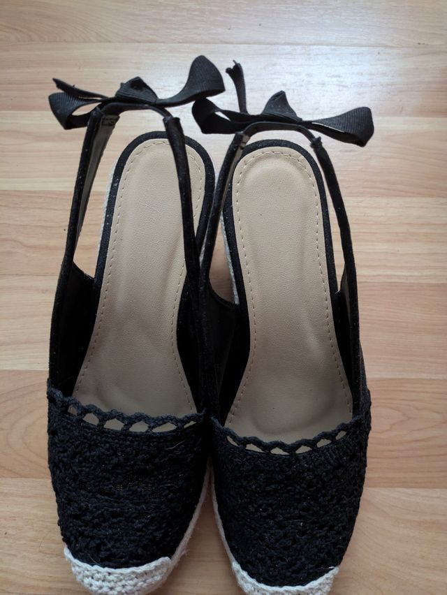 Cuñas negras y blancas de esparto