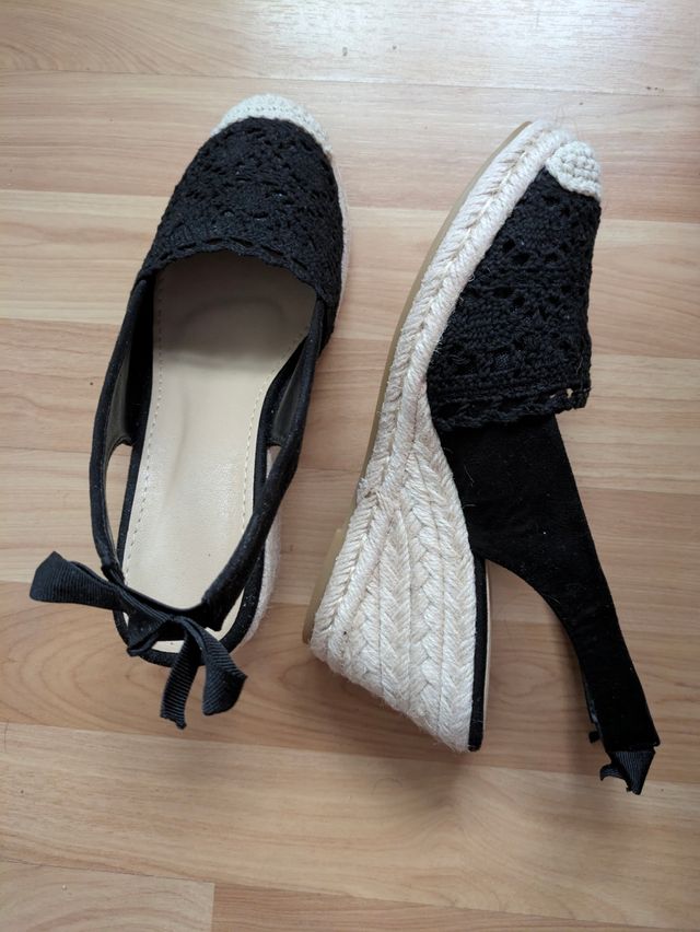 Cuñas negras y blancas de esparto