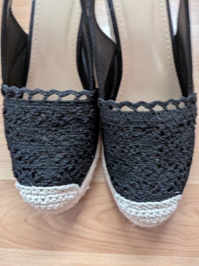 Cuñas negras y blancas de esparto