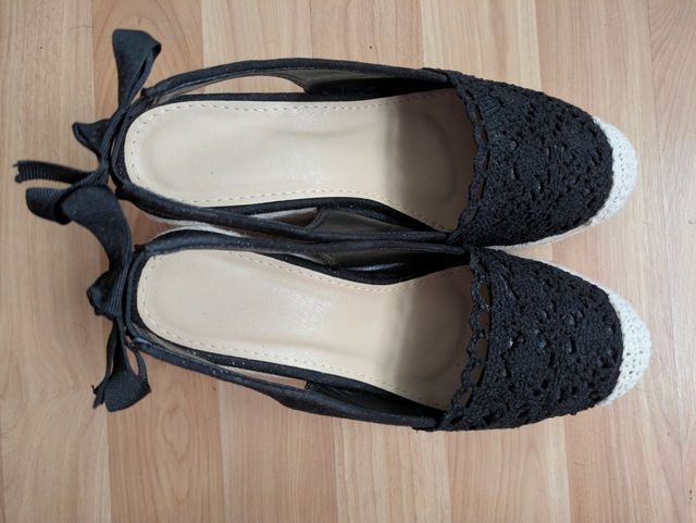 Cuñas negras y blancas de esparto