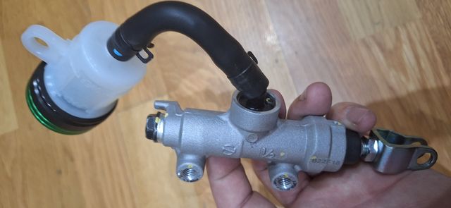Depósito y bomba freno Kawasaki Z900