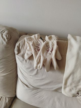 Gorro, guantes y bufanda beige