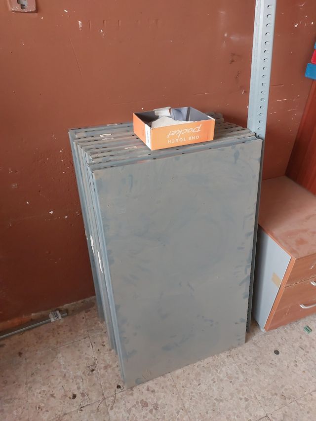 Estanterías metálicas grises