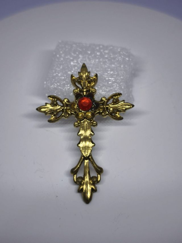 Cruz dorada para Virgen