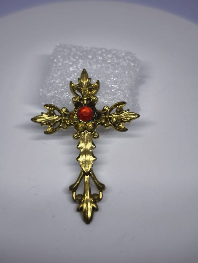 Cruz dorada para Virgen